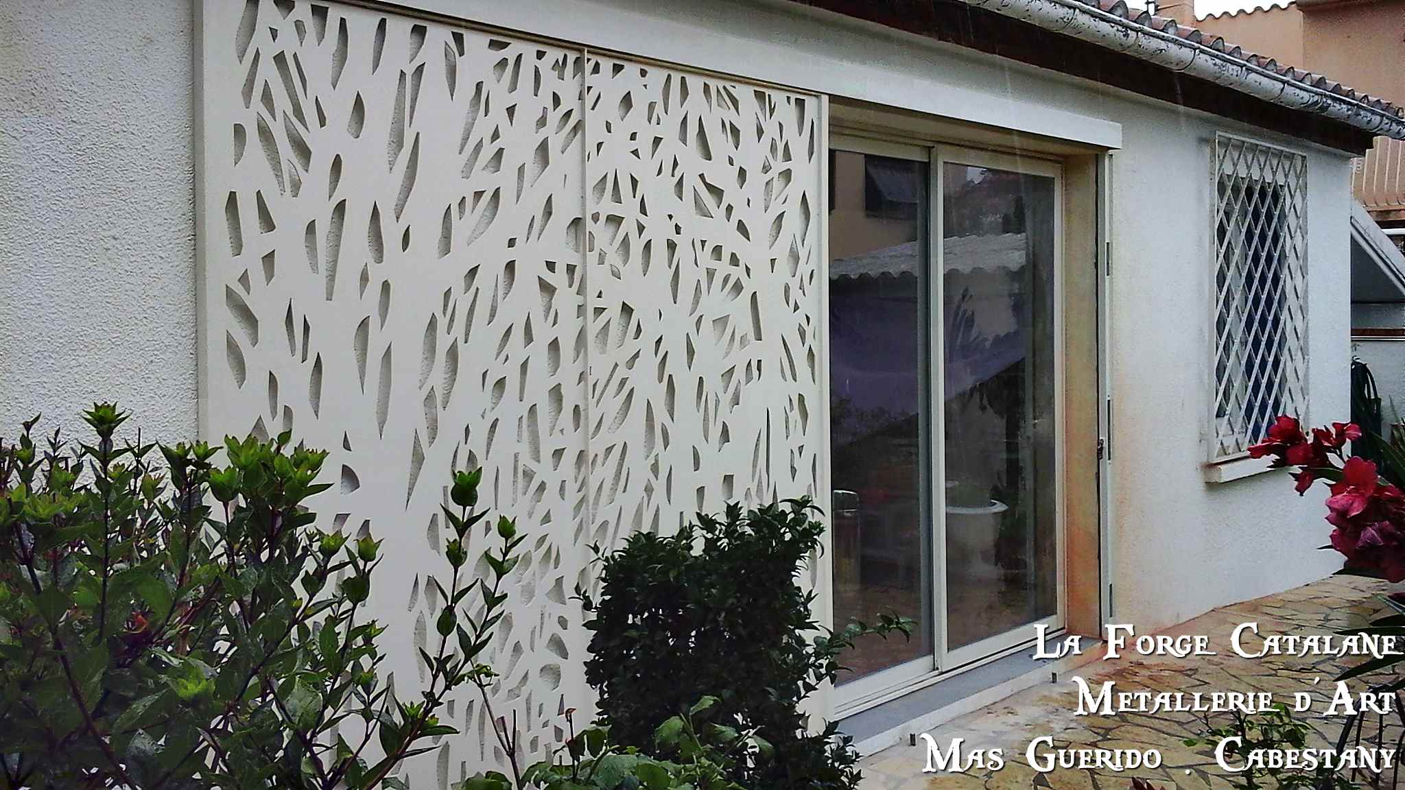 Volet coulissant decoupe laser motif moderne forge catalane.jpg